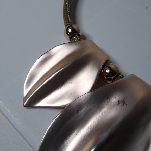 Metal Leaf Pendant Necklace Adjustable 17 To 19.5 Inches - Picture 6 of 12